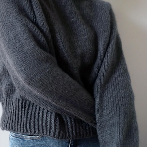 Women's cropped crewneck raglan sweater knitting pattern, oversized seamless top-down pullover in worsted weight yarn, beginner knit jumper PDF instant download. easy knit sweater pattern, beginner knit raglan sweater.