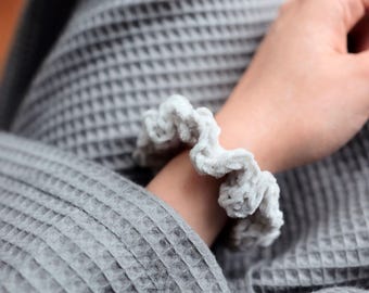 Patrón para coletero de terciopelo a crochet, coletero extragrande de felpa, accesorio de moda para el cabello de mujer, con videotutoriales.