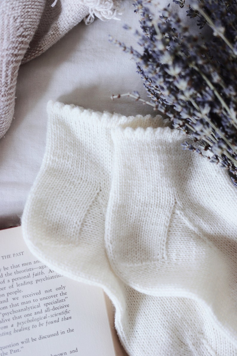 Knitted Ruffle Socks Pattern KNITTING PATTERN ⨯ Ruffle Socks Knit Pattern, Pretty Knit Socks Pattern ...