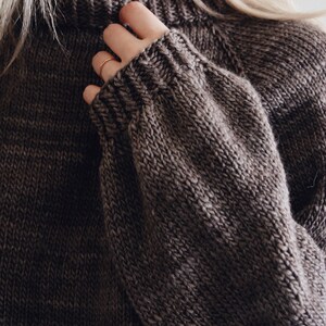 Beginner sweater knitting pattern, top-down raglan pullover PDF for women, oversized fit Beginner sweater knitting pattern, oversized top-down raglan pullover in worsted weight yarn, women's seamless crewneck knit jumper. ribbon tie knit sweater pattern. oversize raglan jumper pattern for women