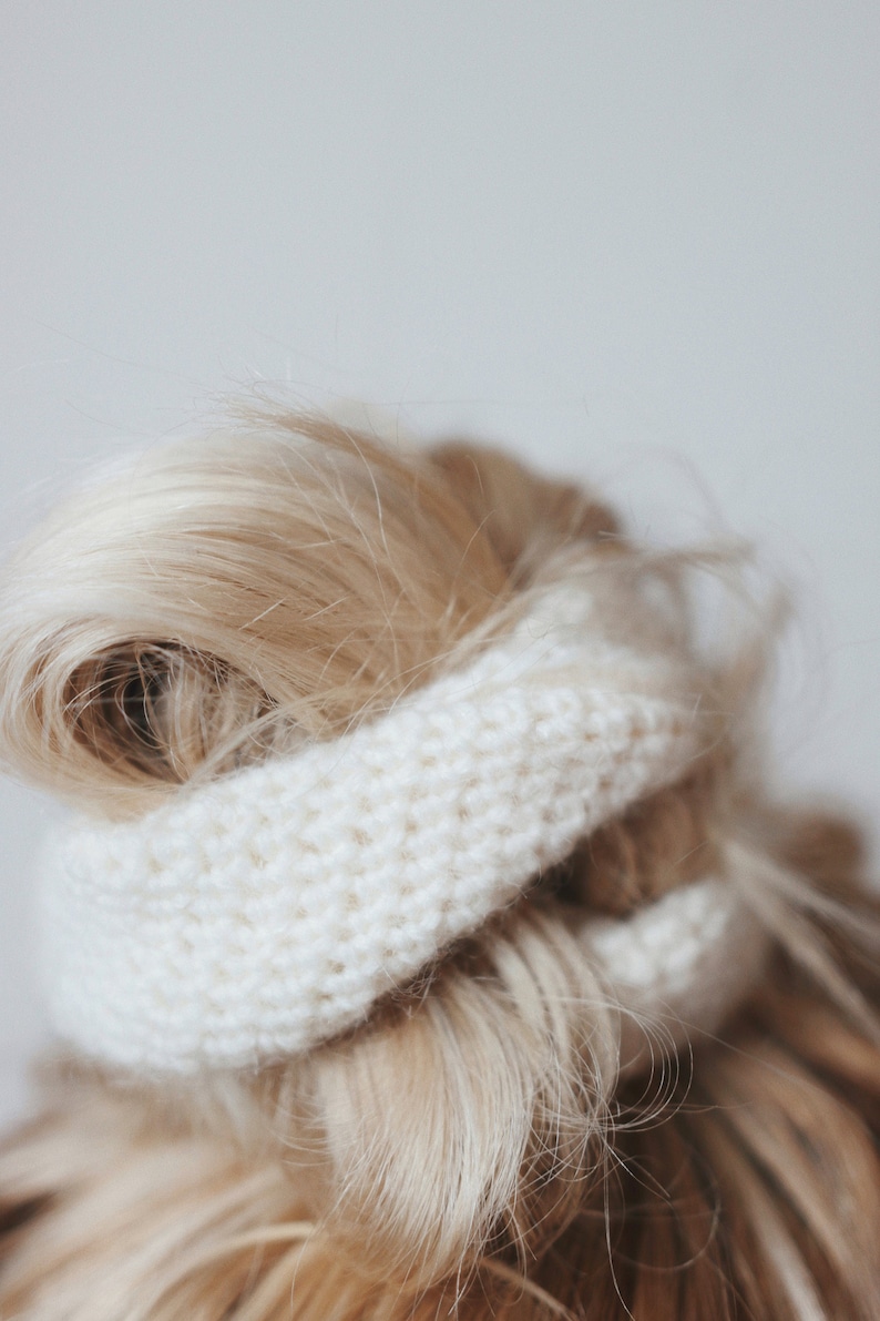 crochet scrunchie pattern. beginner crochet scrunchie. crochet hair band crochet pattern. easy crochet hair accessory pattern. hair elastic crochet pattern, beginner crochet hair scrunchie pattern