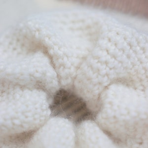 crochet scrunchie pattern. beginner crochet scrunchie. crochet hair band crochet pattern. easy crochet hair accessory pattern. hair elastic crochet pattern, beginner crochet hair scrunchie pattern