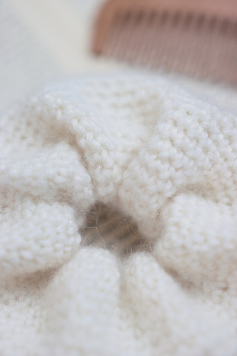 crochet scrunchie pattern. beginner crochet scrunchie. crochet hair band crochet pattern. easy crochet hair accessory pattern. hair elastic crochet pattern, beginner crochet hair scrunchie pattern