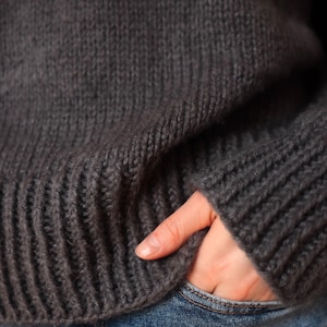 Women's cropped crewneck raglan sweater knitting pattern, oversized seamless top-down pullover in worsted weight yarn, beginner knit jumper PDF instant download. easy knit sweater pattern, beginner knit raglan sweater.