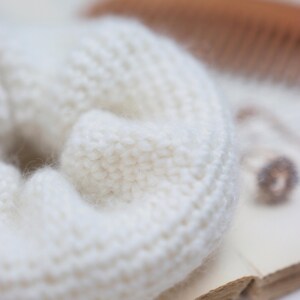 crochet scrunchie pattern. beginner crochet scrunchie. crochet hair band crochet pattern. easy crochet hair accessory pattern. hair elastic crochet pattern, beginner crochet hair scrunchie pattern