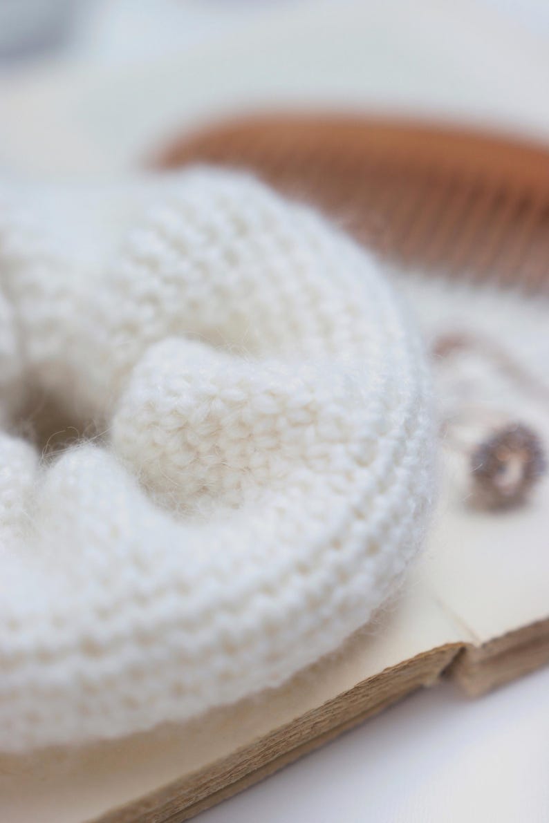 crochet scrunchie pattern. beginner crochet scrunchie. crochet hair band crochet pattern. easy crochet hair accessory pattern. hair elastic crochet pattern, beginner crochet hair scrunchie pattern