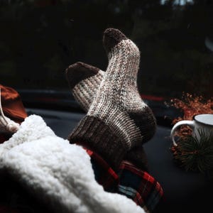 Patrón para tejer calcetines con forma de botas, patrón fácil para tejer calcetines de punto para cabañas, patrón para tejer calcetines de lana peinada para principiantes con videotutoriales.