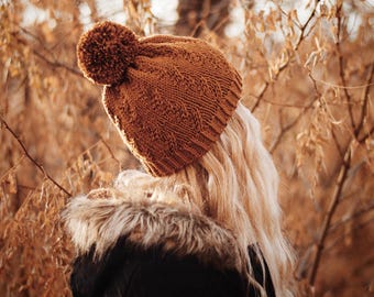 Patrón de tejido para gorro con trenzas falsas, patrón de gorro de invierno para mujer con pompón, gorro de punto para principiantes, para mujer, tejido en redondo con lana de grosor medio.