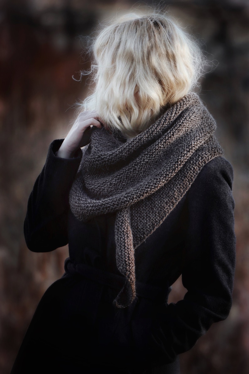 Beginner scarf knitting pattern, easy classic women's knit scarf in worsted weight yarn. Boomerang knit scarf pattern. simple beginner knit wrap PDF instant download. Beginner scarf shawl knitting pattern by Darling Jadore. it's a boomerang asymmetrical shawl knitting pattern designed for beginners. Woman wearing a handknit scarf knitting pattern. Garter stitch beginner scarf knitting pattern by Darling Jadore
