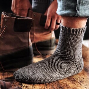 Mens socks knitting pattern, easy knit mens socks, top down socks knitting pattern. Crew socks knit pattern, knit man socks pattern. Classic men's socks knitting pattern, easy ribbed knit socks in worsted weight yarn, beginner men's boot socks PDF instant download