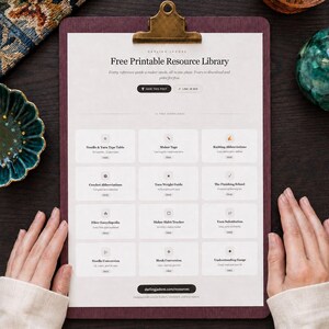 Może przedstawiać: Ciemnofioletowa podkładka z klipsem trzymająca biały dokument zatytułowany Free Printable Resource Library. Dokument zawiera siatkę dwunastu prostokątnych przycisk&oacute;w z ikonami i etykietami tekstowymi dla r&oacute;żnych przewodnik&oacute;w dziewiarskich i szydełkowych.