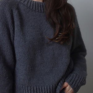Women's cropped crewneck raglan sweater knitting pattern, oversized seamless top-down pullover in worsted weight yarn, beginner knit jumper PDF instant download. easy knit sweater pattern, beginner knit raglan sweater.