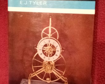 Puede incluir: Un libro de tapa dura titulado European Clocks de E.J. Tyler. La portada presenta una sección superior azul claro con texto blanco y una sección inferior marrón oscuro que muestra un reloj esqueleto dorado sobre una base transparente.