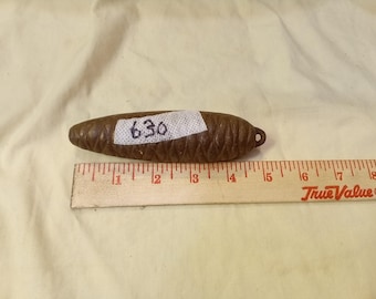 Un (1) peso original para reloj de cuco de hierro fundido de 630 gramos y 5" de largo. Peso de piña para relojes antiguos con placa de latón fundido, piezas tal como están.