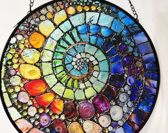 Abstrakter Regenbogen-Muschel-Spiral-Sonnenfänger aus Buntglas, Küsten- und Strandgeschenk