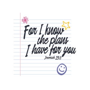 K&ouml;nnte beinhalten: Ein grafisches Design auf liniertem Papier mit dem schwarzen Text For I know the plans I have for you Jeremiah 29:11. Das Design enth&auml;lt eine rosa Blume, einen gelben Stern und ein lila Smiley-Gesicht auf wei&szlig;em Grund mit blauen Linien.