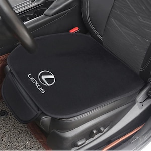 Può includere: Coprisedile nero per auto con logo Lexus argentato. Il coprisedile è rettangolare e si adatta al sedile. Il logo Lexus è in basso a destra.
