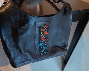 Bolso hobo de piel de becerro cosido a mano, plena flor, acabado patinado, bolsillo interior con cremallera.