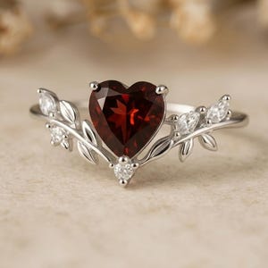 Romantische robijn edelsteen granaat halo ring in lab gekweekte sterlingzilveren trouwring voor haar