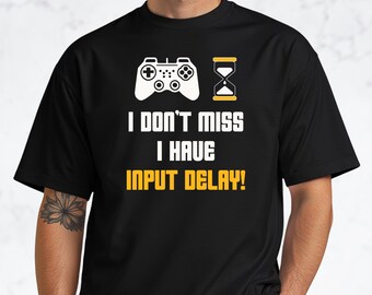入力遅延があるからミスはしないよ ゲーミングTシャツ | ゲーマー名言Tシャツ