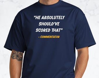 彼は絶対にゴールを決めるべきだった。解説者TシャツTシャツ｜サッカーファン解説の名言