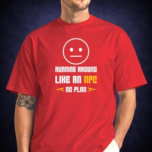 Könnte beinhalten: Rotes T-Shirt mit einem weißen, minimalistischen Gesichts-Grafik und dem Text "RUNNING AROUND LIKE AN NPC NO PLAN" in Weiß und Gelb. Das Shirt hat kurze Ärmel und einen Rundhalsausschnitt.