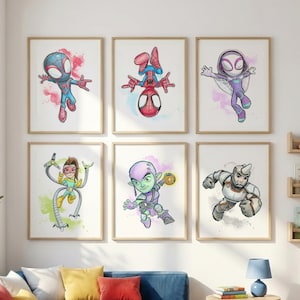 Peut inclure: Six impressions encadrées présentant des illustrations de personnages de Spider-Man. Chaque impression présente un personnage différent dans une pose dynamique, sur fond d'éclaboussures d'aquarelle. Les cadres sont de couleur marron clair.
