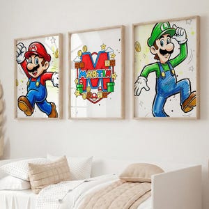 Puede incluir: Tres impresiones enmarcadas con los personajes de dibujos animados Mario y Luigi, y un diseño personalizado con el nombre "MARTIN". Mario lleva un gorro rojo y un mono azul. Luigi lleva un gorro verde y un mono azul. Los marcos son de madera clara.