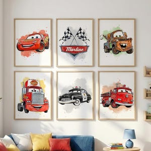 Conjunto de arte mural personalizado para guardería con temática de coches, decoración para habitación infantil con temática de coches de carreras, impresión de nombre personalizada, conjunto de pósteres de vehículos para niños, arte mural para niños pequeños