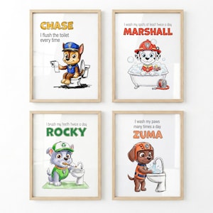 Op de afbeelding: Vier ingelijste prints met cartoonhonden uit de Paw Patrol-serie. Elke print heeft een andere hond met een hygiëne-gerelateerde boodschap: Chase, Marshall, Rocky en Zuma. De prints zitten in houten frames en zijn geschikt voor een kinderkamer.