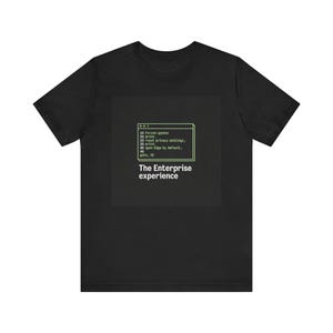 Könnte beinhalten: Schwarzes T-Shirt mit einem grün umrandeten Textfeld mit Code und den weißen Worten "The Enterprise experience". Der Code enthält Zeilen wie "10 forced update" und "20 print."