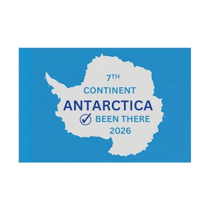 Może przedstawiać: Niebieska prostokątna naklejka z białym obrysem Antarktydy. Tekst "7. Kontynent ANTARKTYDA Been There 2026" jest w kolorze niebieskim. Znak wyboru znajduje się obok słów "Been There".