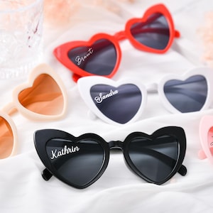 Peut inclure: Ensemble de trois tasses en céramique avec une finition mate et mouchetée. Les tasses sont de couleur crème, gris clair et gris foncé. Chaque tasse a un design simple et minimaliste et une anse arrondie. Les tasses sont empilées.