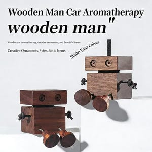 Könnte beinhalten: Aromatherapie-Ornament aus Holz für das Auto in Form eines Roboters. Der Roboter besteht aus dunkelbraunem Holz mit runden Holzfüßen und -armen. Der Text "Wooden Man" ist im Bild zu sehen.
