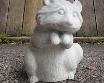 Figura única de mapache, escultura de piedra detallada, hecha a mano, estatua de panda de basura, decoración de hormigón para el hogar, regalo para amantes de los animales del bosque.