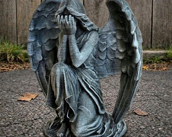 Escultura de ángel llorón, estatua de ángel de hormigón para jardín, decoración gótica, adorno para patio exterior, figura conmemorativa, arte para jardín, acento espiritual para el hogar.