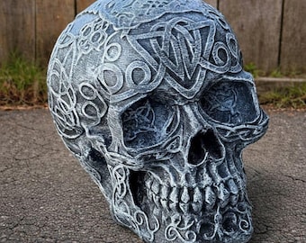 Decoración de calavera de cemento, calavera de piedra, calavera celta, decoración de jardín, calavera de hormigón, adorno gótico, arte de patio al aire libre, acento de Halloween
