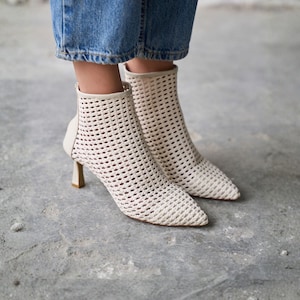 Beige gewebte Leder Ankle Boots, spitze Toe Perforierte Sommer Booties, Back Zip Boots