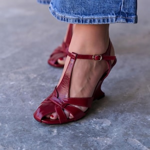 Sandalias de cuña con tira en T de cuero rojo, sandalias con tira en el tobillo y punta abierta, zapatos de boda para mujer.