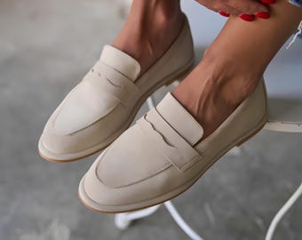 Mocassini da donna in camoscio beige, mocassini a drop zero, scarpe da guida slip-on, scarpe fatte a mano