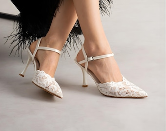 ホワイトフローラルレースのブライダルヒール、ポインテッドトゥのウェディングシューズ、アンクルストラップ付きブライダルパンプス