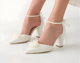 Sandalias de novia con tira al tobillo y perlas blancas, zapatos de boda con tacón de bloque, sandalias de novia con punta afilada.