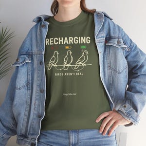 Camiseta "Los pájaros no son reales", camiseta divertida de teoría de la conspiración, camiseta de dron paloma recargable, meme de vigilancia gubernamental, regalo viral divertido imagen 12