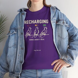 Camiseta "Los pájaros no son reales", camiseta divertida de teoría de la conspiración, camiseta de dron paloma recargable, meme de vigilancia gubernamental, regalo viral divertido imagen 16