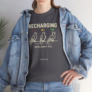Camiseta "Los pájaros no son reales", camiseta divertida de teoría de la conspiración, camiseta de dron paloma recargable, meme de vigilancia gubernamental, regalo viral divertido imagen 14