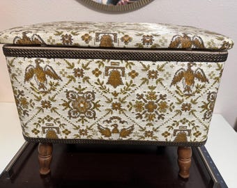 Vintage Redmon naaidoos poef | Gemaakt in de VS, Peru, Indiana | Wandtapijt adelaar en vrijheidsbel | Americana Heritage-decor | MCM Opbergkruk