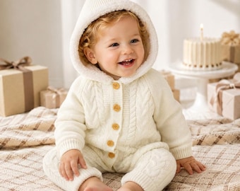 Dikke kabelgebreide babyjumpsuit, dikke warme sherpa gevoerde romper, neutrale winter Coming Home-outfit, witte boho pasgeboren kerstkleding