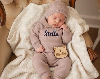 Personligt kabelstickat sparkdräktset, broderade namn till babykläder, present till pojke och flicka i retrostil, stickade plagg som minnesmärke