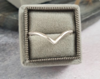 Bague Wishbone en argent | Bague empilable en argent faite à la main | Bande d’argent en forme de chevron