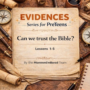Puede incluir: Imagen de un libro titulado "EVIDENCES Series for PreTeens" con la pregunta "Can we trust the Bible?" y las lecciones 1-5. El libro está rodeado de brújulas, bolígrafos, tinta, una lupa y rollos enrollados sobre una superficie de madera.